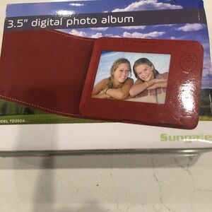 New digital photo album in red, 3.5”